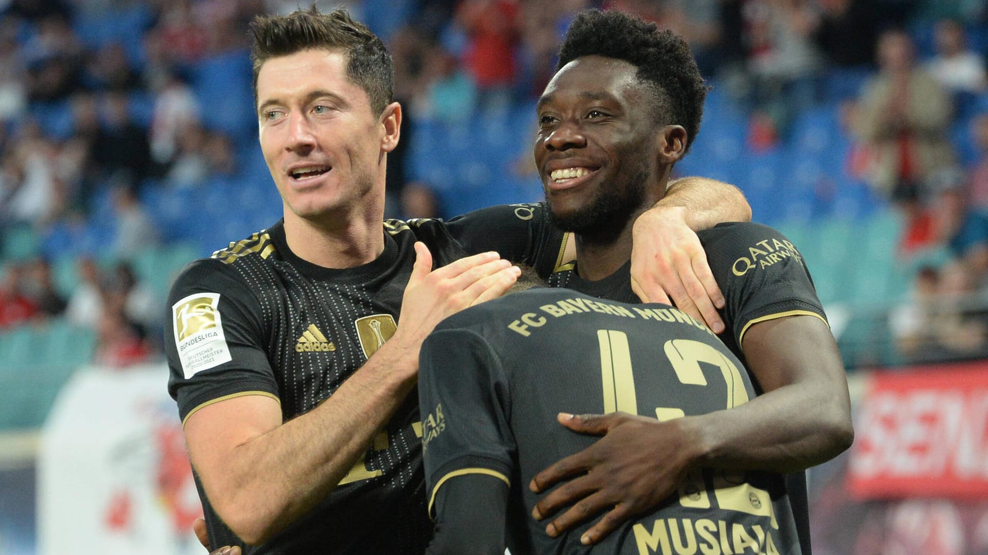 Torschütze Jamal Musiala (m.) wird bejubelt: Auch Robert Lewandowski (l.) traf beim Sieg gegen die Leipziger. Torschütze Jamal Musiala (m.) wird bejubelt: Auch Robert Lewandowski (l.) traf beim Sieg gegen die Leipziger.