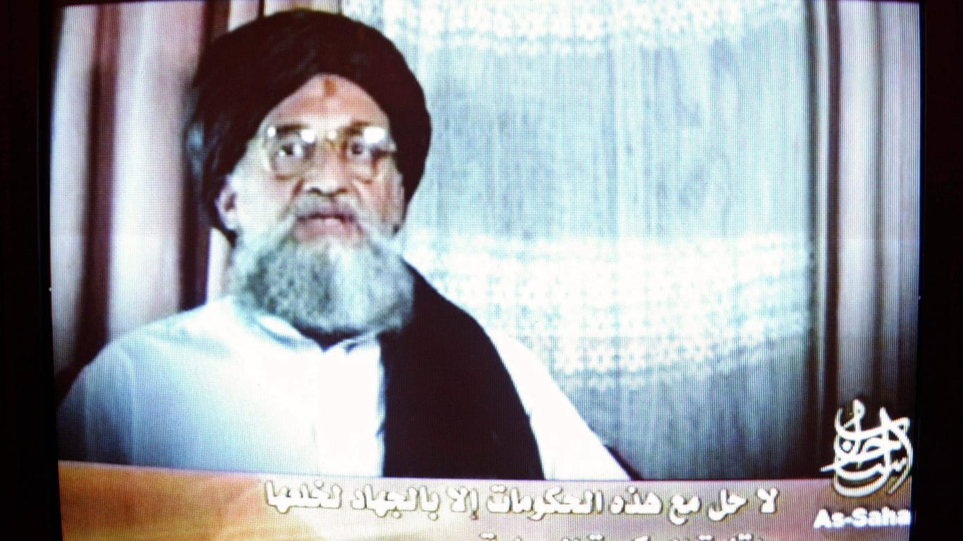 Aiman al-Sawahiri in einem Video 2006: Ende 2020 gab es Gerüchte über den Tod des Al-Kaida-Chefs. (Archivbild)