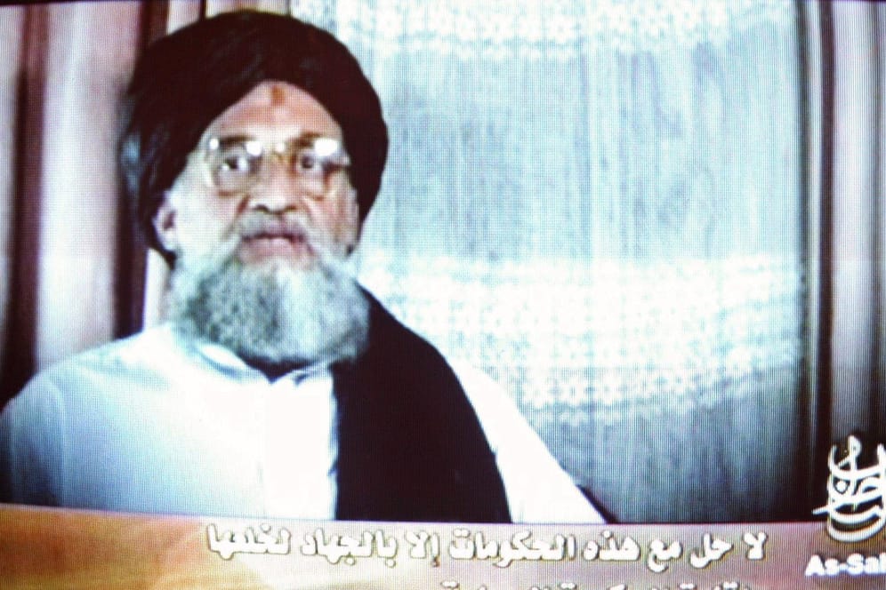Aiman al-Sawahiri in einem Video 2006: Ende 2020 gab es Gerüchte über den Tod des Al-Kaida-Chefs. (Archivbild)