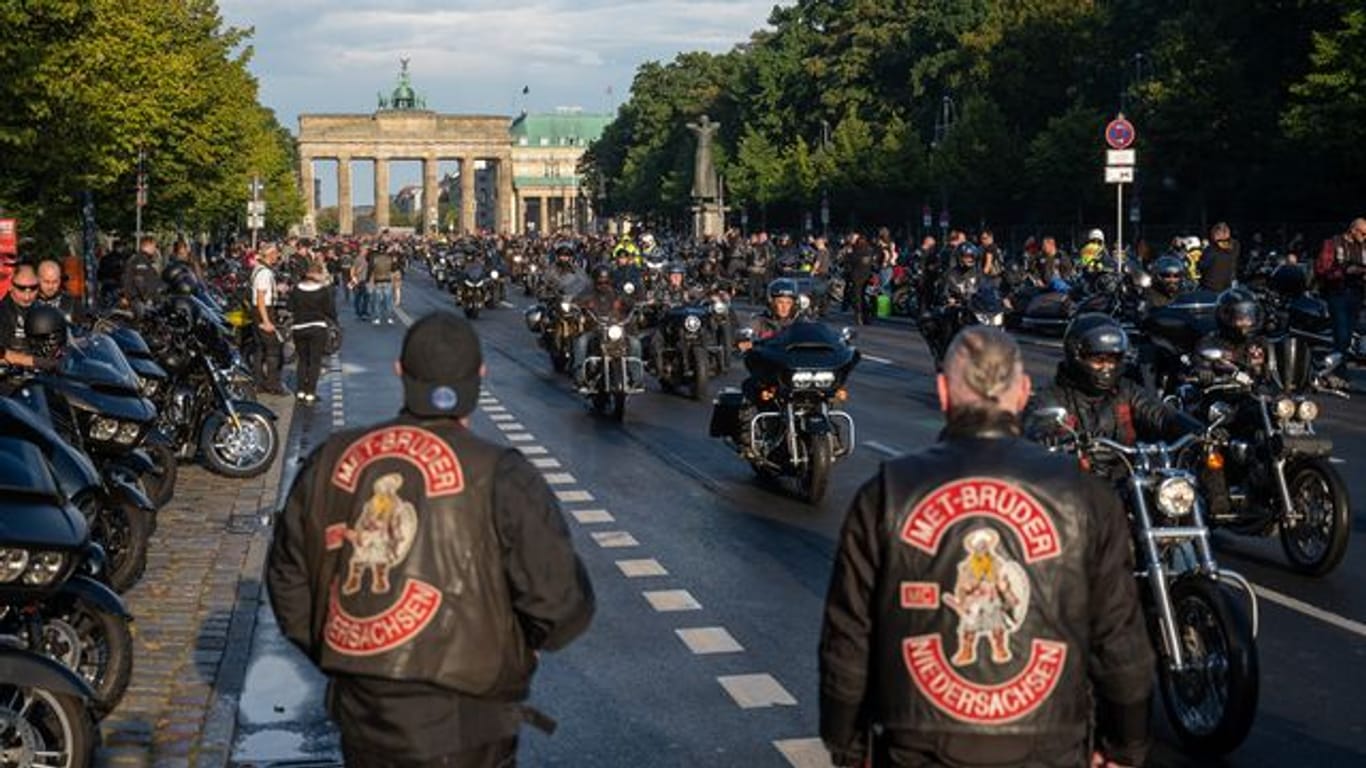 Bei einem Motorradkorso fahren Teilnehmer auf Motorrädern auf der Straße des 17. Juni vor dem Brandenburger Tor: Sie demonstrierten u.a. gegen Fahr- und Kuttenverbote.