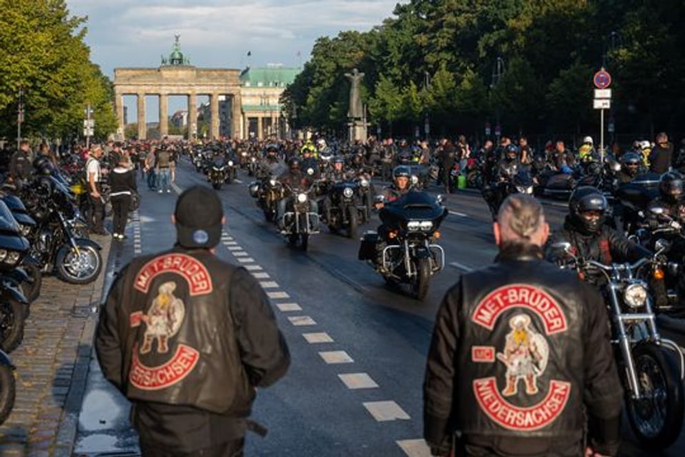Bei einem Motorradkorso fahren Teilnehmer auf Motorrädern auf der Straße des 17. Juni vor dem Brandenburger Tor: Sie demonstrierten u.a. gegen Fahr- und Kuttenverbote.