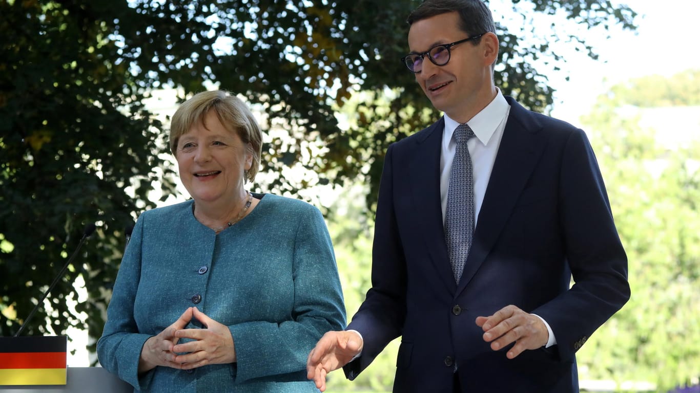 Angela Merkel und der polnische Ministerpräsident Mateusz Morawiecki (r): Die beiden sprachen über die Lage an Polens Grenze zu Belarus.