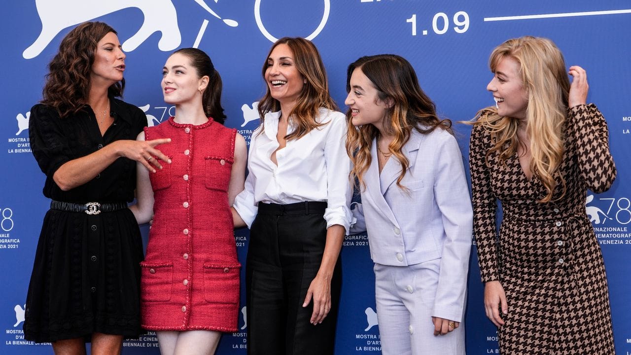 Anna Mouglalis (l-r), Anamaria Vartolomei, Audrey Diwan, Luana Bajrami und Louise Orry Diquero posieren für den Film "Happening" ("L'événement").