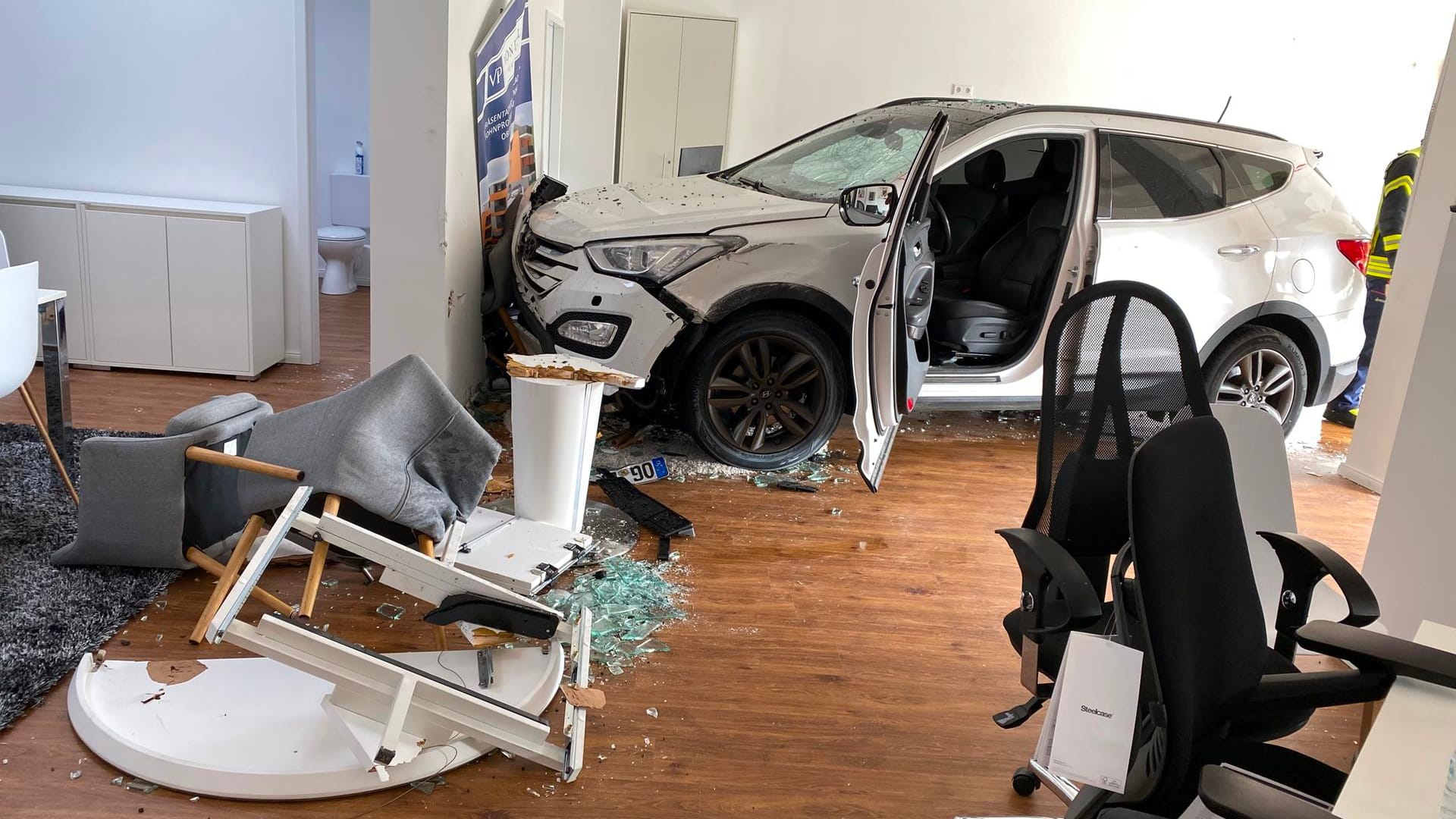 Unfall in Lahr: Ein Mann fuhr durch die Scheibe eines Geschäfts. Unfall in Lahr: Ein Mann fuhr durch die Scheibe eines Geschäfts.