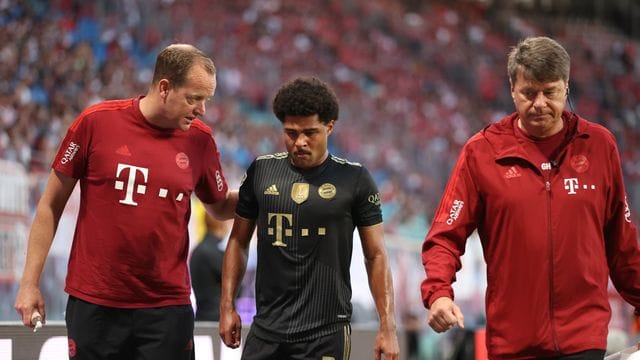 Bayerns Serge Gnabry (M) musste gegen Leipzig noch in der ersten Hälfte vom Platz. Bayerns Serge Gnabry (M) musste gegen Leipzig noch in der ersten Hälfte vom Platz.