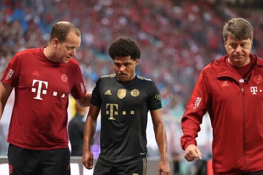 Bayerns Serge Gnabry (M) musste gegen Leipzig noch in der ersten Hälfte vom Platz.
