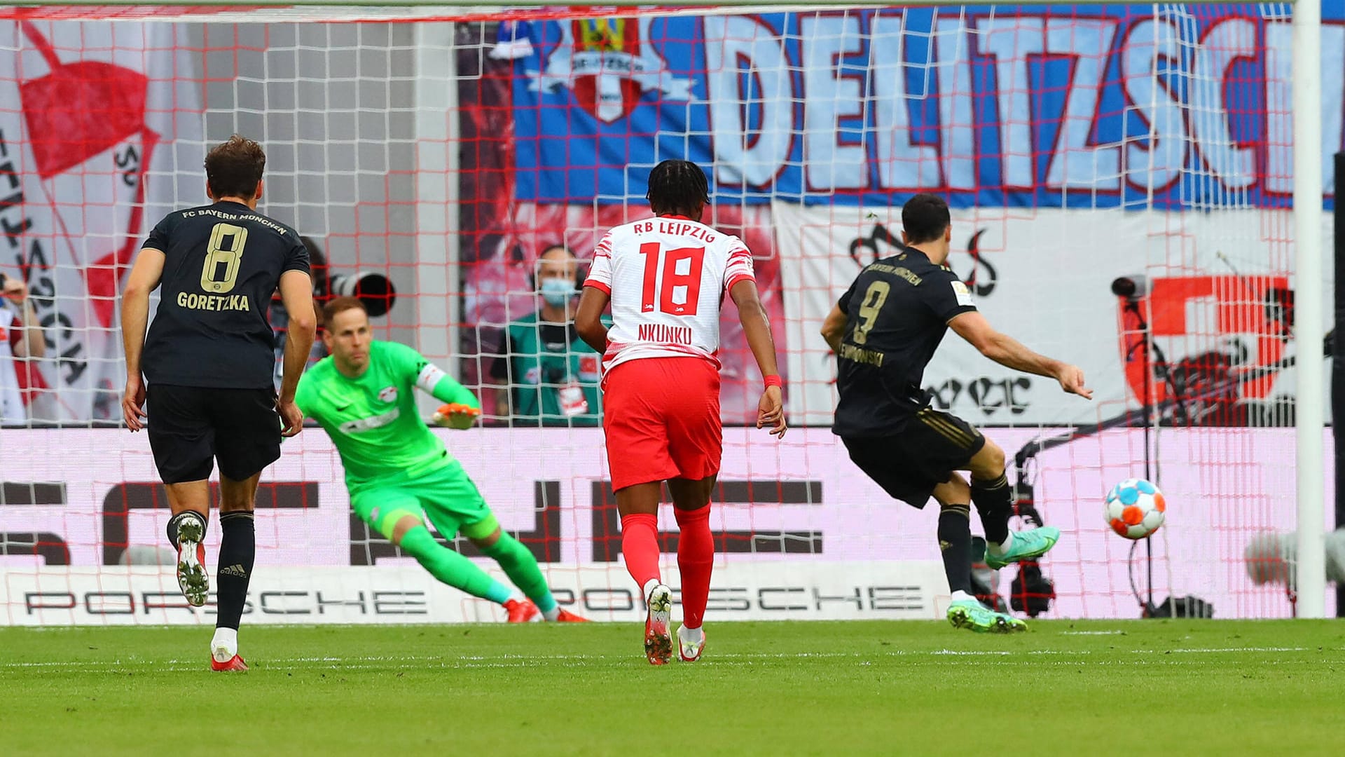 Peter Gulacsi: Bei den Gegentoren schuld- und machtlos. Rettete stark gegen Lewandowski (53.), dann kurz vor Schluss noch gegen Sabitzer (88.) und bewahrte seine Elf vor einer höheren Niederlage. Note 3