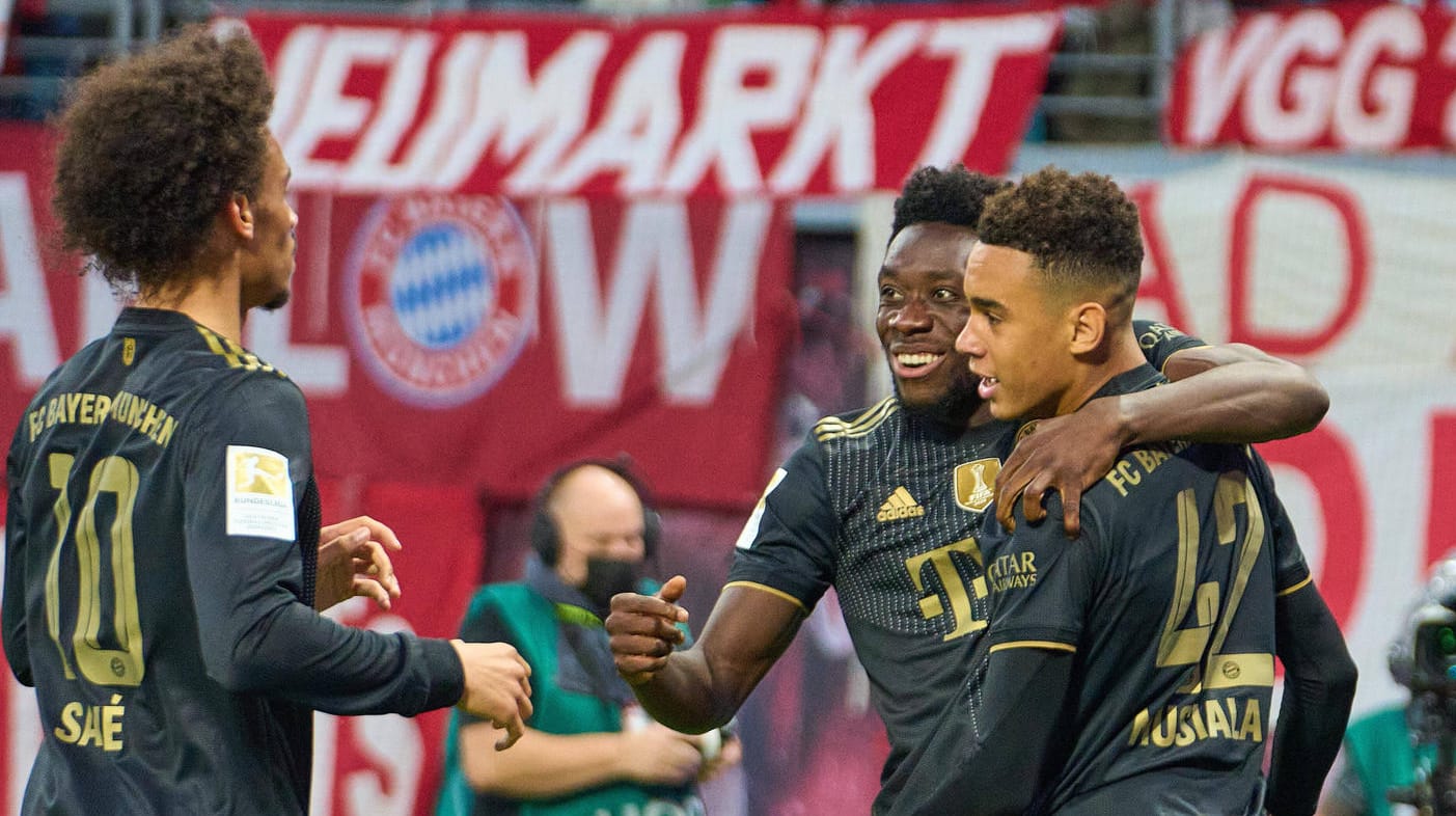 Tor von Jamal Musiala (r.): Dazu gratulieren Leroy Sané (l.) und Alphonso Davies.