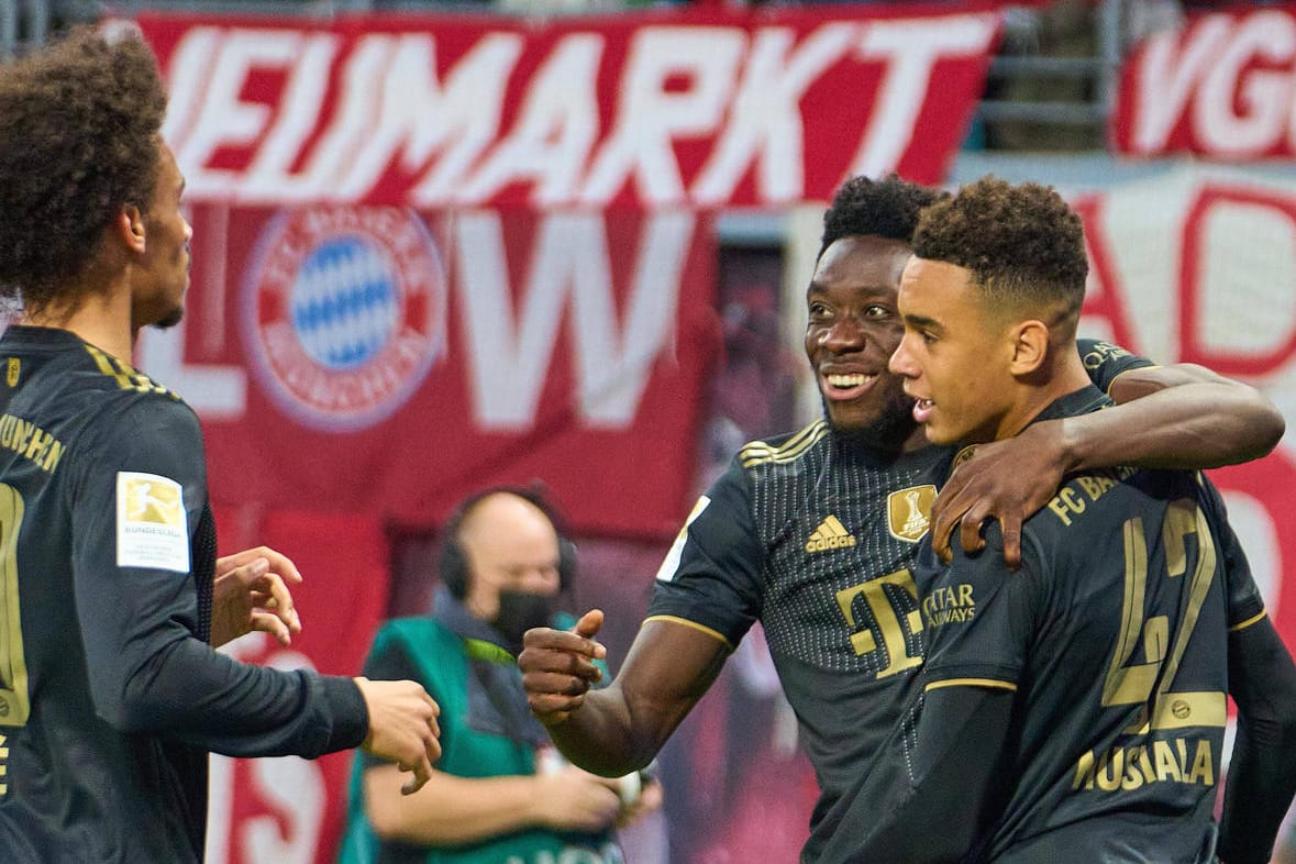 Tor von Jamal Musiala (r.): Dazu gratulieren Leroy Sané (l.) und Alphonso Davies.