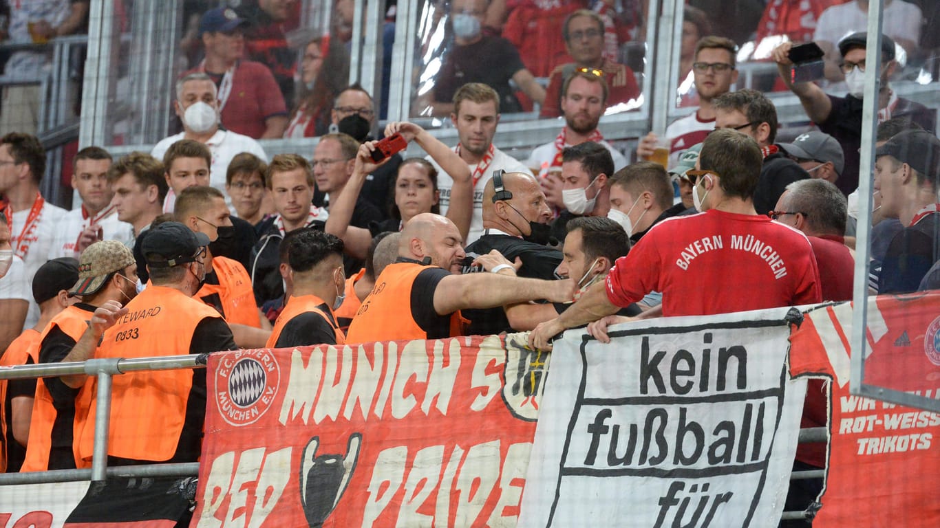 Fans aus München protestieren gegen RB: Es soll zu Tumulten im Gästeblock gekommen sein.