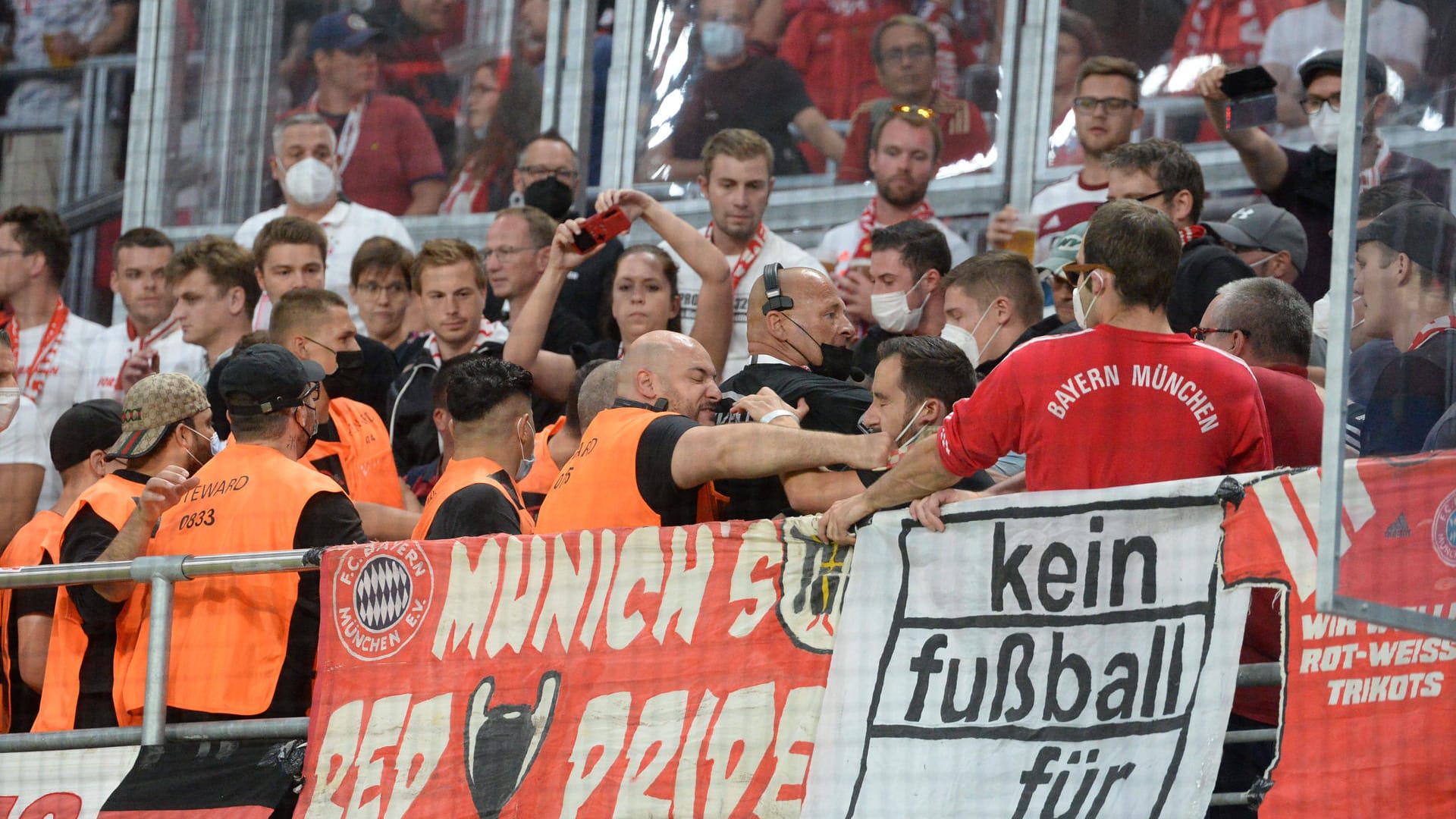 Fans aus München protestieren gegen RB: Es soll zu Tumulten im Gästeblock gekommen sein. Fans aus München protestieren gegen RB: Es soll zu Tumulten im Gästeblock gekommen sein.