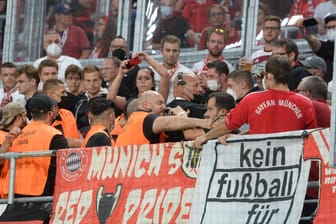 Fans aus München protestieren gegen RB: Es soll zu Tumulten im Gästeblock gekommen sein.