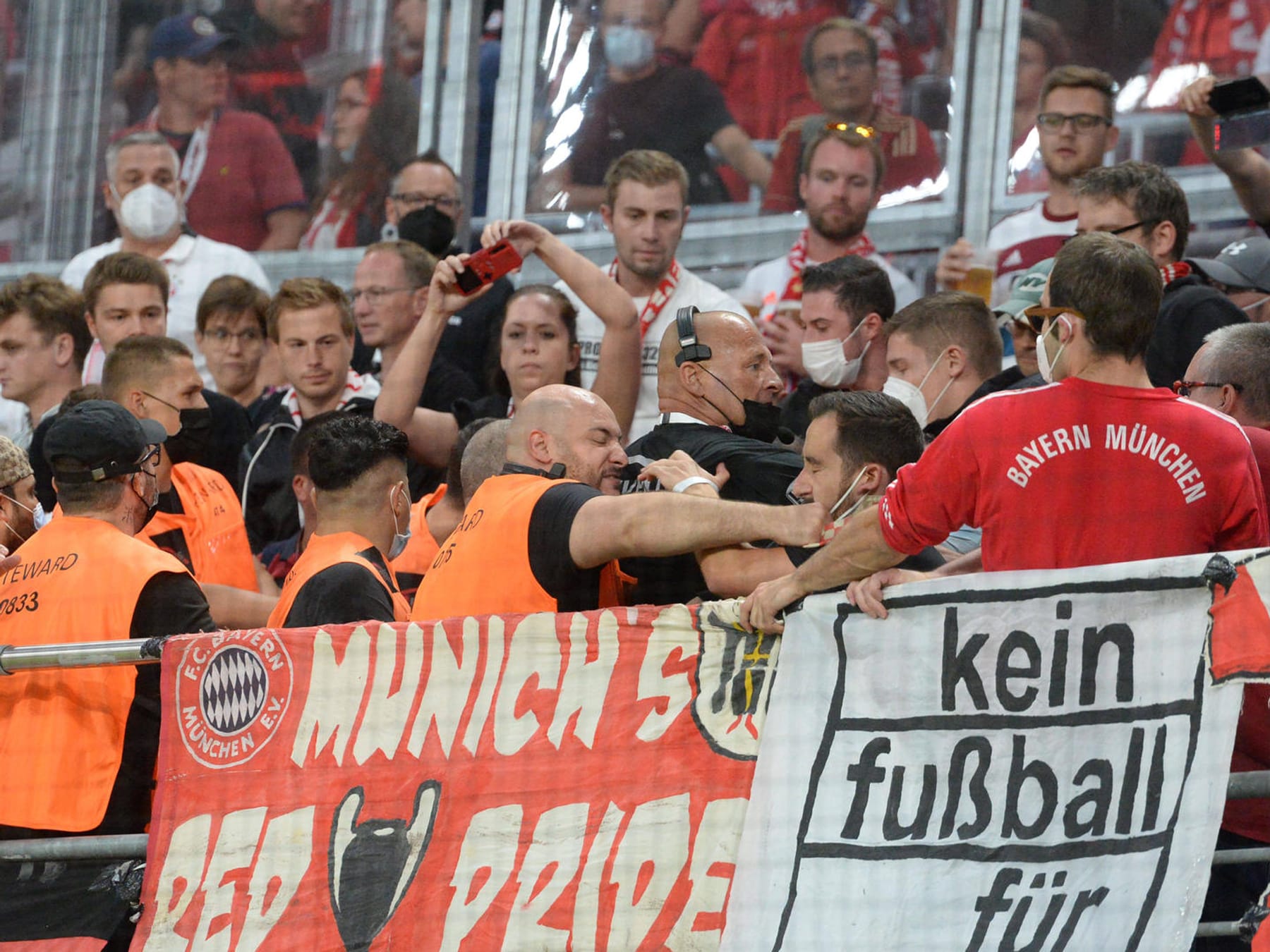 Bundesliga Bayern-Fan im Topspiel an die Gurgel gegangen
