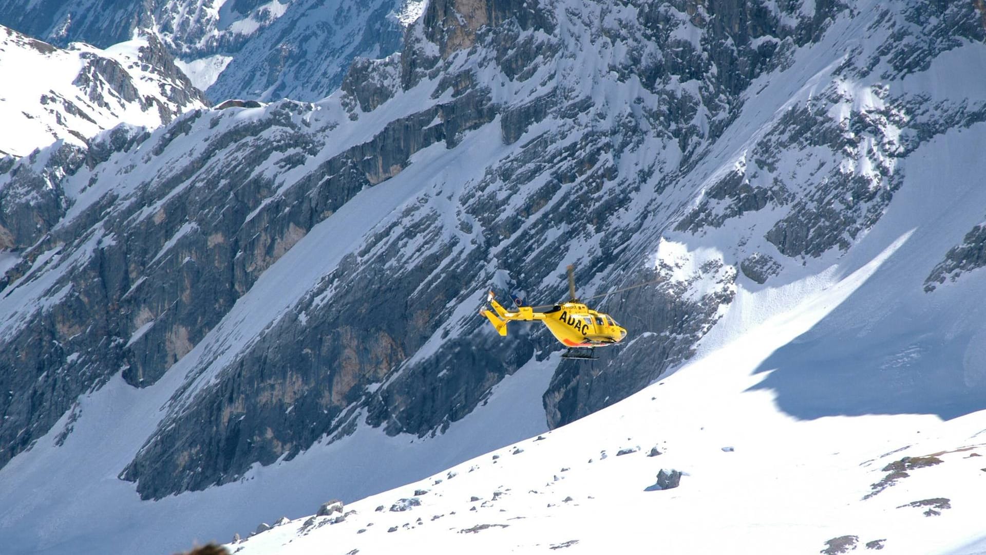 Ein Rettungshubschrauber des ADAC an der Zugspitze (Archivbild). Helfer mussten zwei Stunden lang suchen, bis sie einen abgestürzten Kletterer fanden. Ein Rettungshubschrauber des ADAC an der Zugspitze (Archivbild). Helfer mussten zwei Stunden lang suchen, bis sie einen abgestürzten Kletterer fanden.