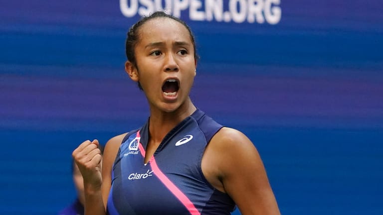 Leylah Fernandez freut sich, nachdem sie im Finale der US Open punkten konnte.