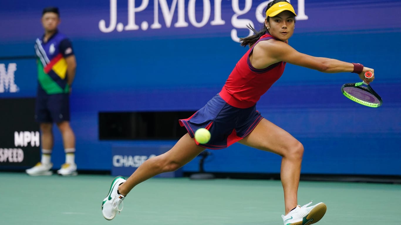 Emma Raducanu schlägt den Ball im Finale der US Open zurück. Sie musste sich gegen Leylah Fernandez behaupten.