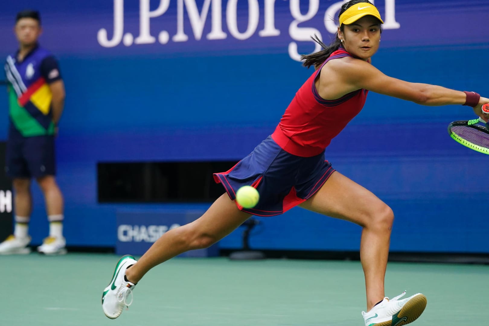 Emma Raducanu schlägt den Ball im Finale der US Open zurück. Sie musste sich gegen Leylah Fernandez behaupten.