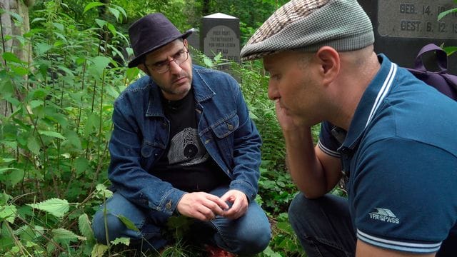 Dory Manor und Moshe Sakal auf dem Jüdischen Friedhof Weißensee in Berlin.