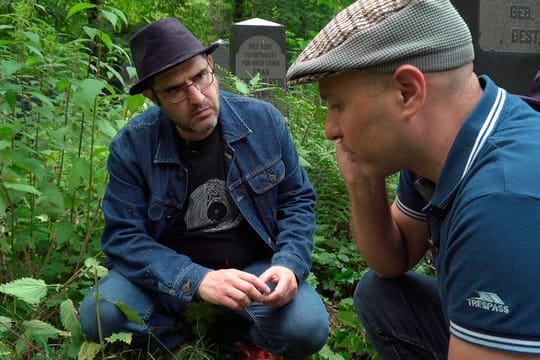 Dory Manor und Moshe Sakal auf dem Jüdischen Friedhof Weißensee in Berlin.