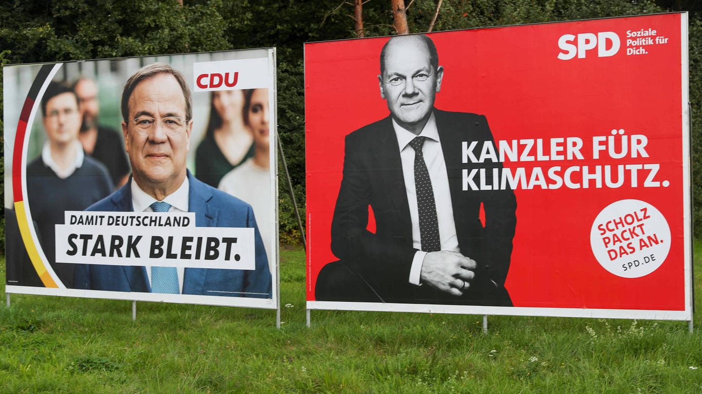 Wahlplakate der CDU und der SPD stehen nebeneinander (Archivbild). In der aktuellen INSA-Umfrage liegen die Sozialdemokraten klar vorne.
