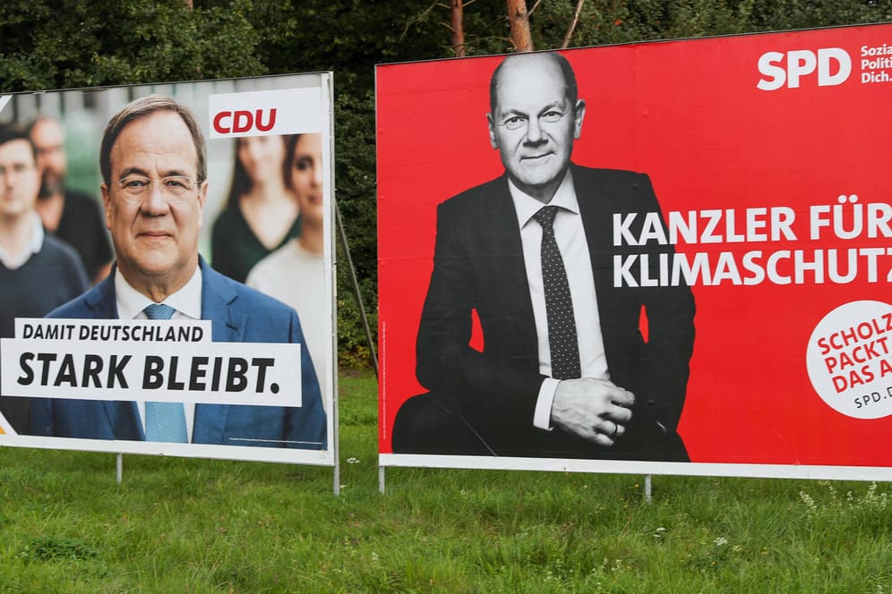 Wahlplakate der CDU und der SPD stehen nebeneinander (Archivbild). In der aktuellen INSA-Umfrage liegen die Sozialdemokraten klar vorne.