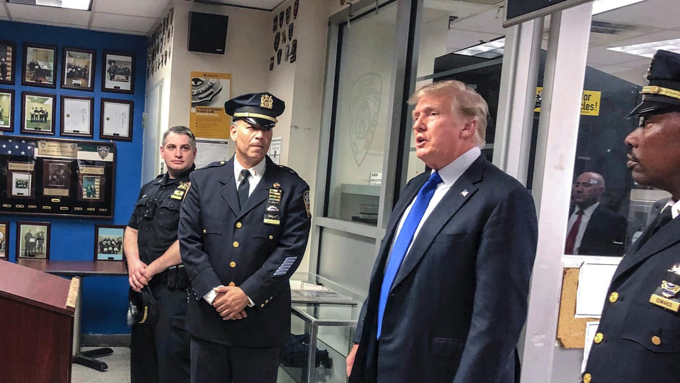 Ex-Präsident Donald Trump spricht vor Polizisten in New York. Er antwortete auch auf die Frage, ob er sich erneut aufstellen lassen wolle.