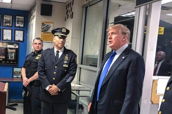 Ex-Präsident Donald Trump spricht vor Polizisten in New York. Er antwortete auch auf die Frage, ob er sich erneut aufstellen lassen wolle.
