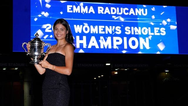 Nach ihrem Sieg schlüpfte Emma Raducanu schnell in ein schwarzes Kleid. Nach ihrem Sieg schlüpfte Emma Raducanu schnell in ein schwarzes Kleid.