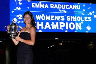 Nach ihrem Sieg schlüpfte Emma Raducanu schnell in ein schwarzes Kleid.