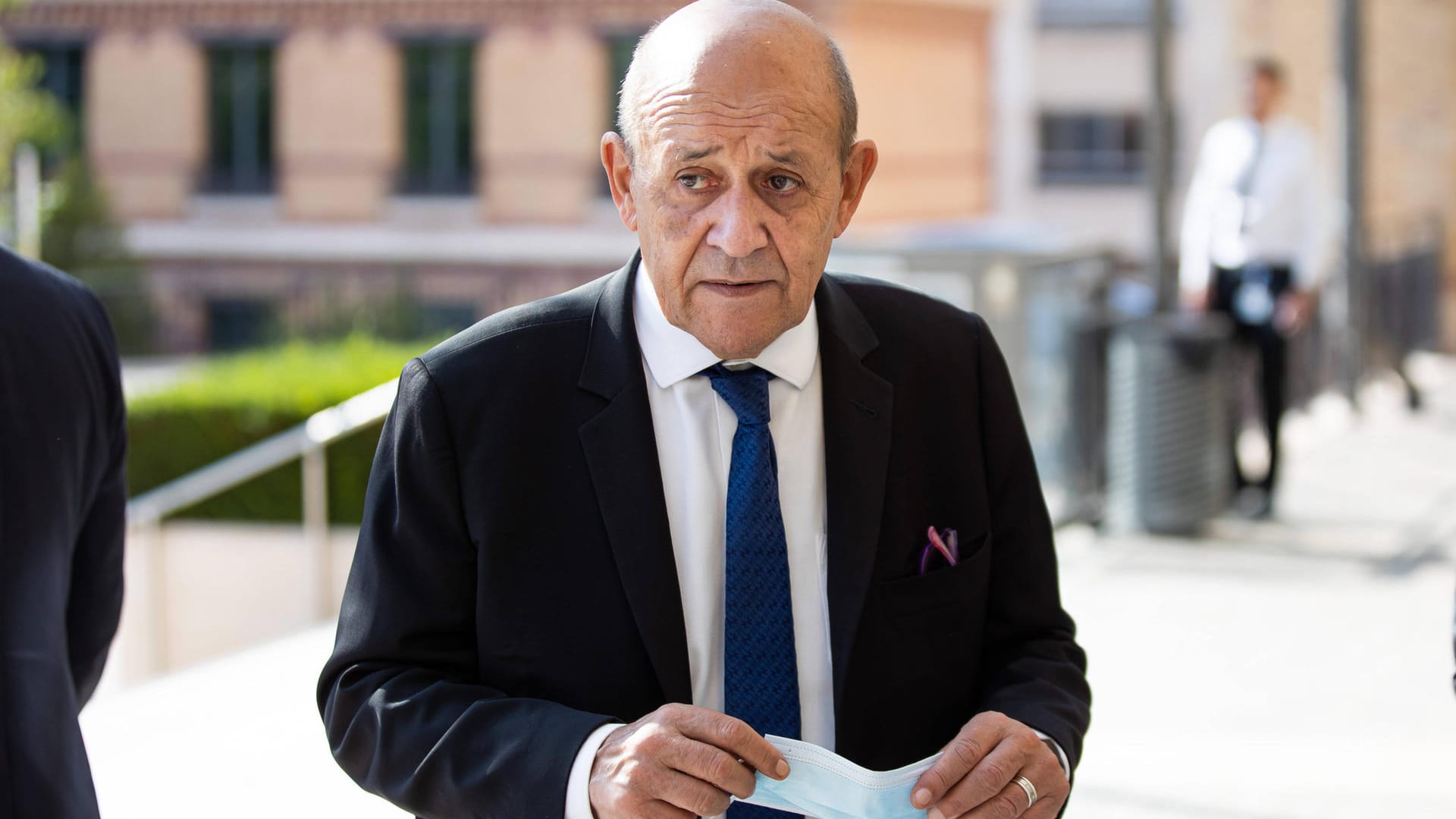 Der französische Außenminister Jean-Yves Le Drian auf dem Weg zu einer Konferenz (Archivbild). Er erhebt schwere Vorwürfe gegen die Taliban.