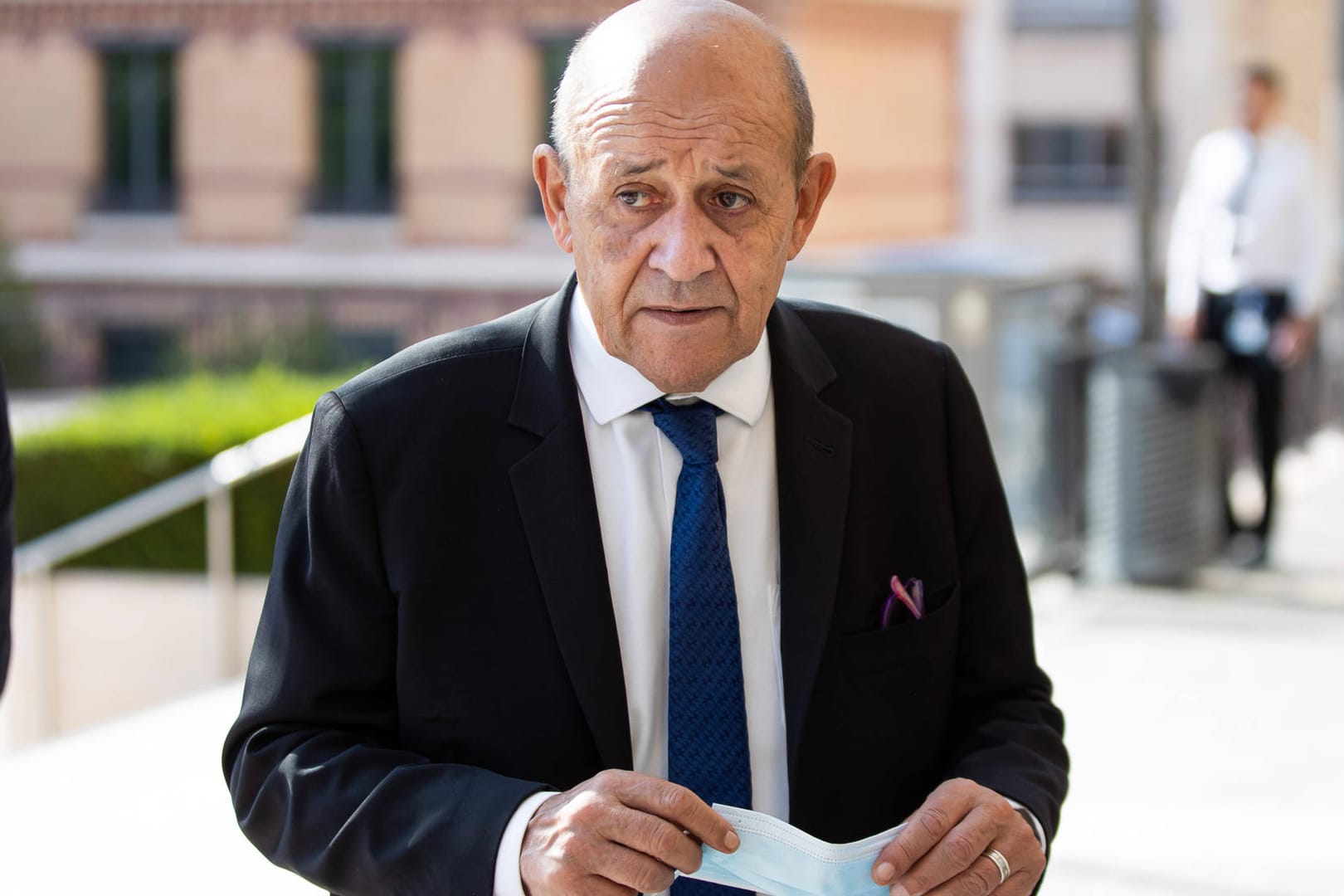 Der französische Außenminister Jean-Yves Le Drian auf dem Weg zu einer Konferenz (Archivbild). Er erhebt schwere Vorwürfe gegen die Taliban.