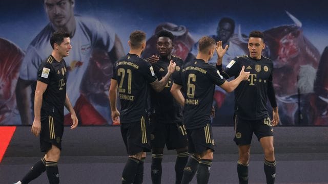 Bayerns Jamal Musiala (r) traf nach Einwechslung zum 2:0 und bereitete das 3:0 vor. Bayerns Jamal Musiala (r) traf nach Einwechslung zum 2:0 und bereitete das 3:0 vor.