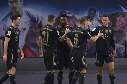 Bayerns Jamal Musiala (r) traf nach Einwechslung zum 2:0 und bereitete das 3:0 vor.