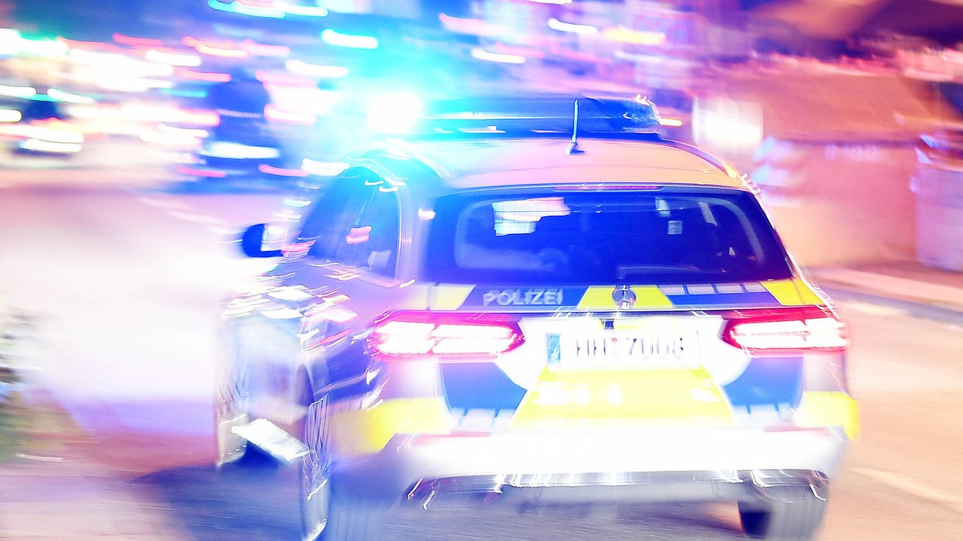Ein Polizeiauto im Einsatz (Symbolbild): In Hannover hat es eine große Messerstecherei gegeben.