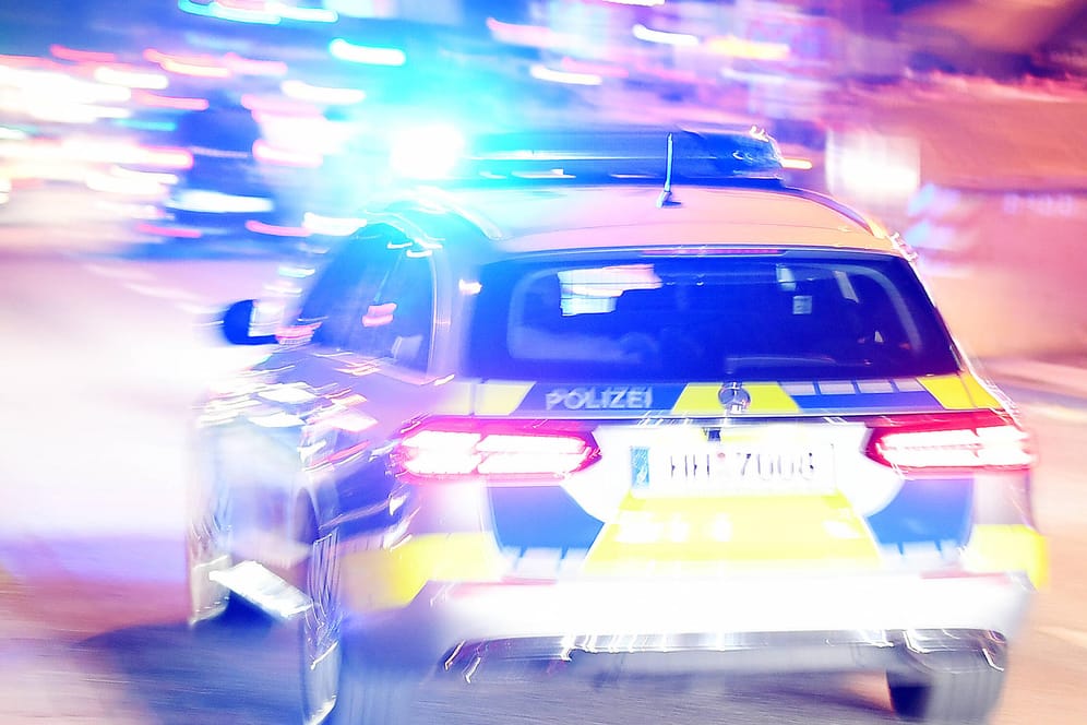 Ein Polizeiauto im Einsatz (Symbolbild): In Hannover hat es eine große Messerstecherei gegeben.