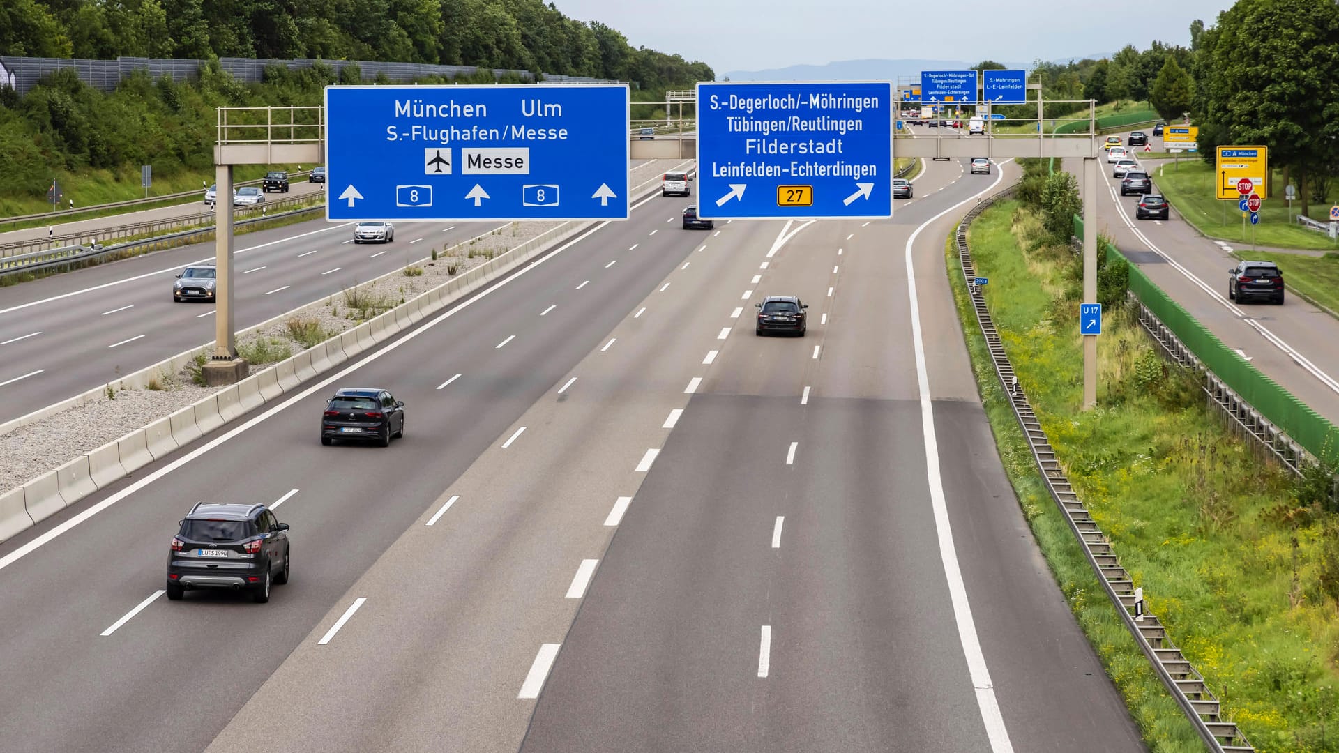 Verkehr auf der Autobahn A8 bei Leinfelden-Echterdingen (Archivbild): In der Nähe von Stuttgart ist ein volltrunkener Autofahrer aus dem Verkehr gezogen worden.