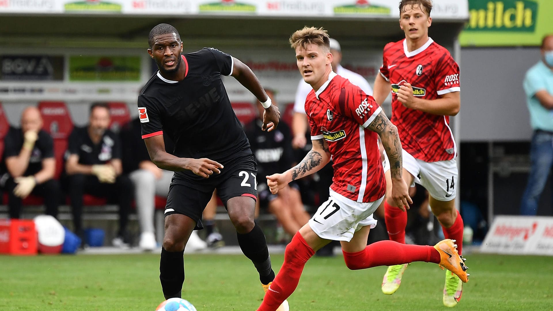 Kölns Anthony Modeste (.) mit Lukas Kübler vom SC Freiburg: Die Mannschaften gingen mit einem Unentschieden aus dem Spiel.