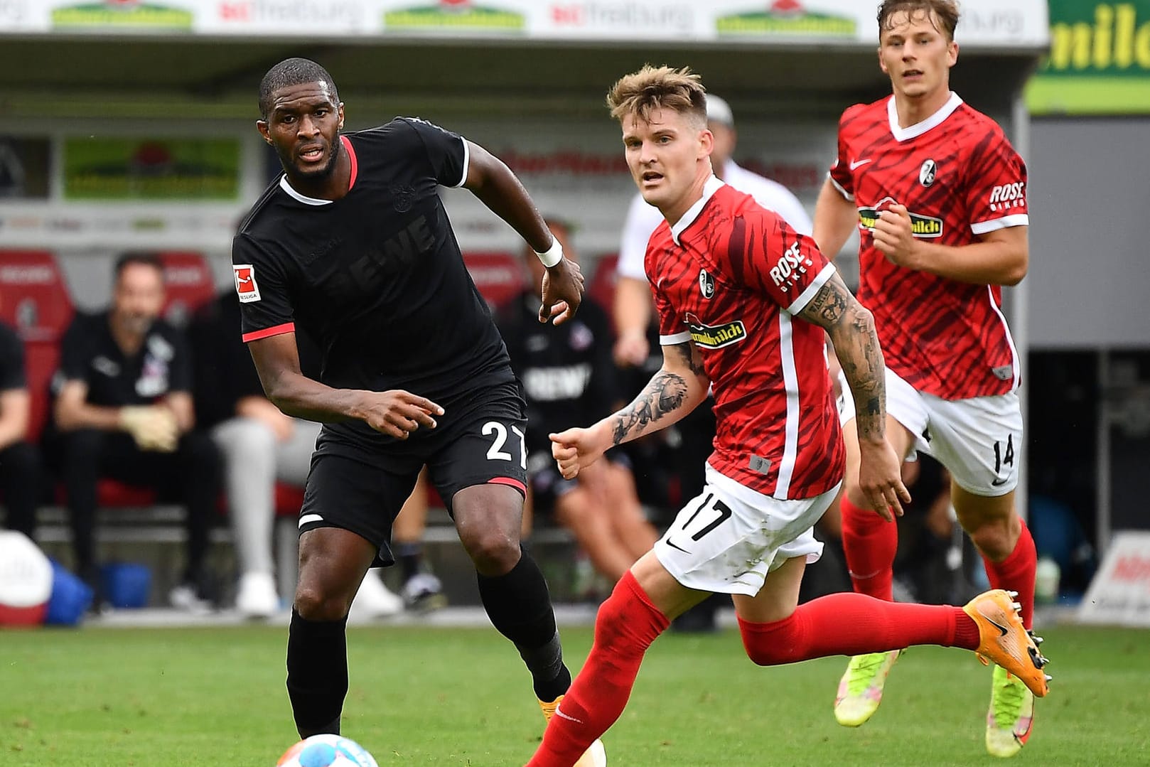 Kölns Anthony Modeste (.) mit Lukas Kübler vom SC Freiburg: Die Mannschaften gingen mit einem Unentschieden aus dem Spiel.