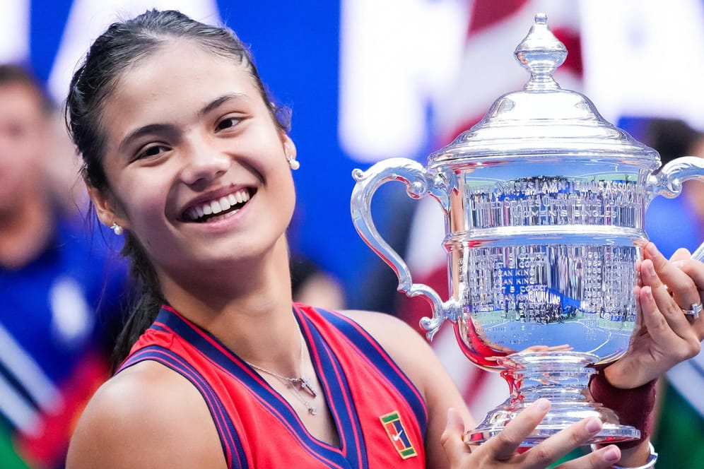 Emma Raducanu: Die 18-jährige US-Open-Gewinnerin hat die Herzen der Tennisfans im Sturm erobert.