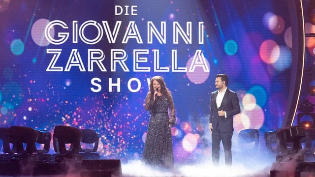 Die britische Sopranistin Sarah Brightman und der Sänger Giovanni Zarrella stehen in der "Giovanni Zarrella Show" gemeinsam auf der Bühne.