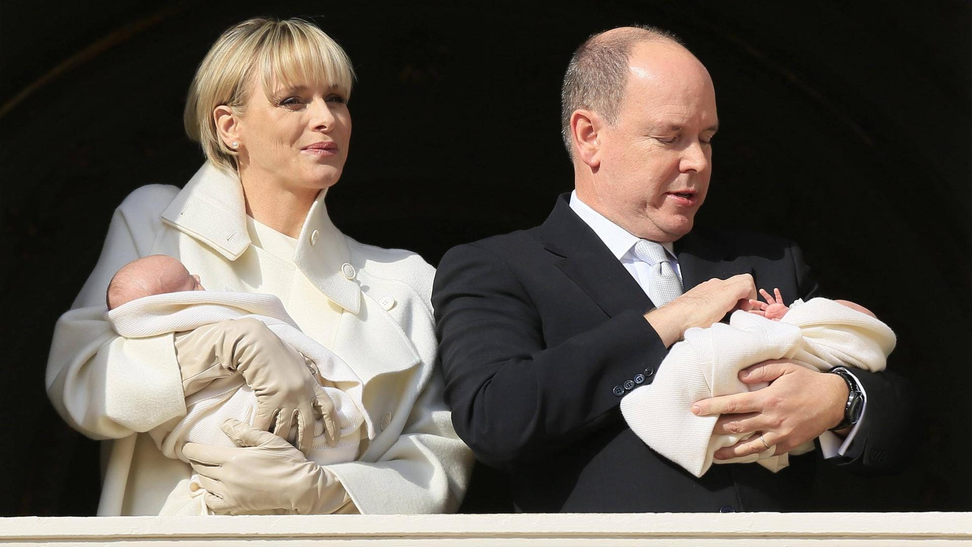 Fürstin Charlène und Fürst Albert II von Monaco: Hier präsentierte das Paar seine Zwillinge Prinz Jacques und Prinzessin Gabrielle am Fenster des Fürstenpalasts erstmals der Öffentlichkeit.