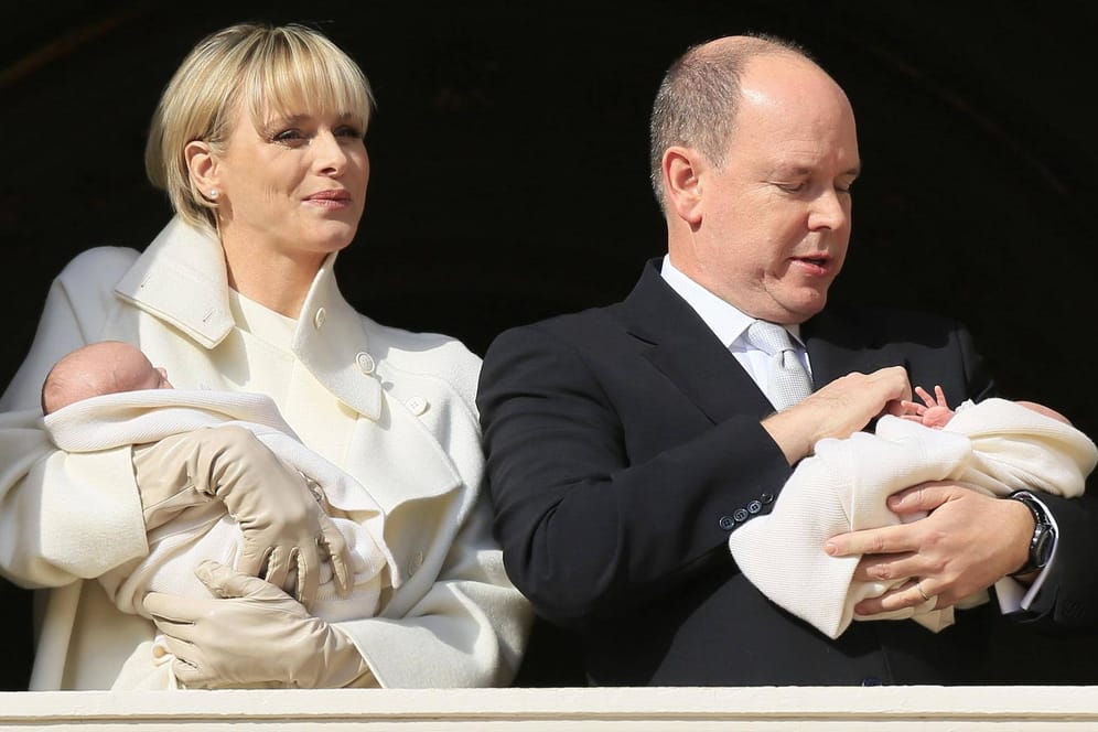 Fürstin Charlène und Fürst Albert II von Monaco: Hier präsentierte das Paar seine Zwillinge Prinz Jacques und Prinzessin Gabrielle am Fenster des Fürstenpalasts erstmals der Öffentlichkeit.
