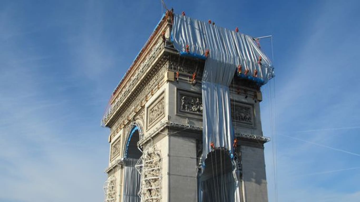 Gebäudekletterer haben mit der Verhüllung des Triumphbogens (Arc de Triomphe) begonnen.