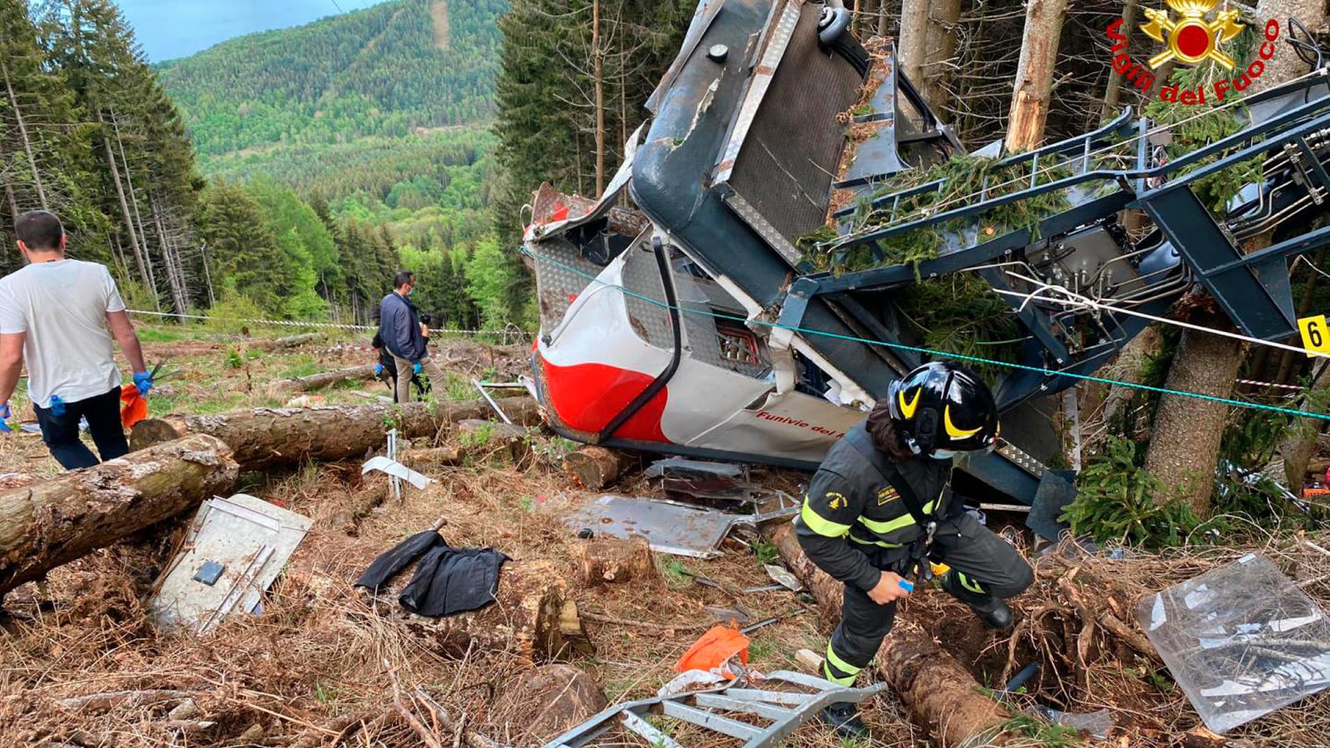 Das Wrack der abgestürzten Seilbahngondel am Monte Mottarone: Ein sechsjähriger Junge hatte das Unglück überlebt. Das Wrack der abgestürzten Seilbahngondel am Monte Mottarone: Ein sechsjähriger Junge hatte das Unglück überlebt.