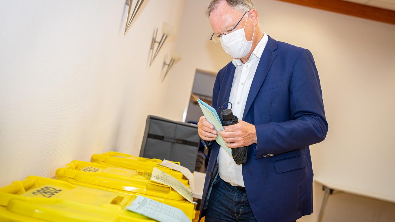 Stephan Weil (SPD), Ministerpräsident von Niedersachsen, gibt in einem Wahllokal seine Stimme für die Kommunalwahlen in Niedersachsen ab: Viele Wählerinnen und Wähler haben sich dieses Jahr für die Briefwahl entschieden.