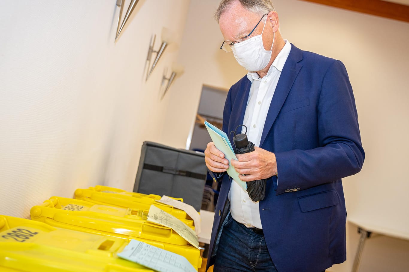 Stephan Weil (SPD), Ministerpräsident von Niedersachsen, gibt in einem Wahllokal seine Stimme für die Kommunalwahlen in Niedersachsen ab: Viele Wählerinnen und Wähler haben sich dieses Jahr für die Briefwahl entschieden.