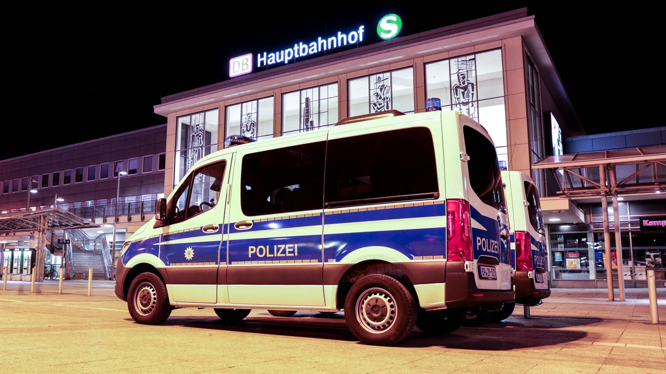 Ein Polizeiauto steht vor dem Hauptbahnhof in Dortmund (Archivbild): Ein Mann hat einen anderen mit einer Eisenstange schwer verletzt.