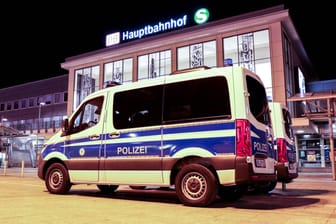 Ein Polizeiauto steht vor dem Hauptbahnhof in Dortmund (Archivbild): Ein Mann hat einen anderen mit einer Eisenstange schwer verletzt.