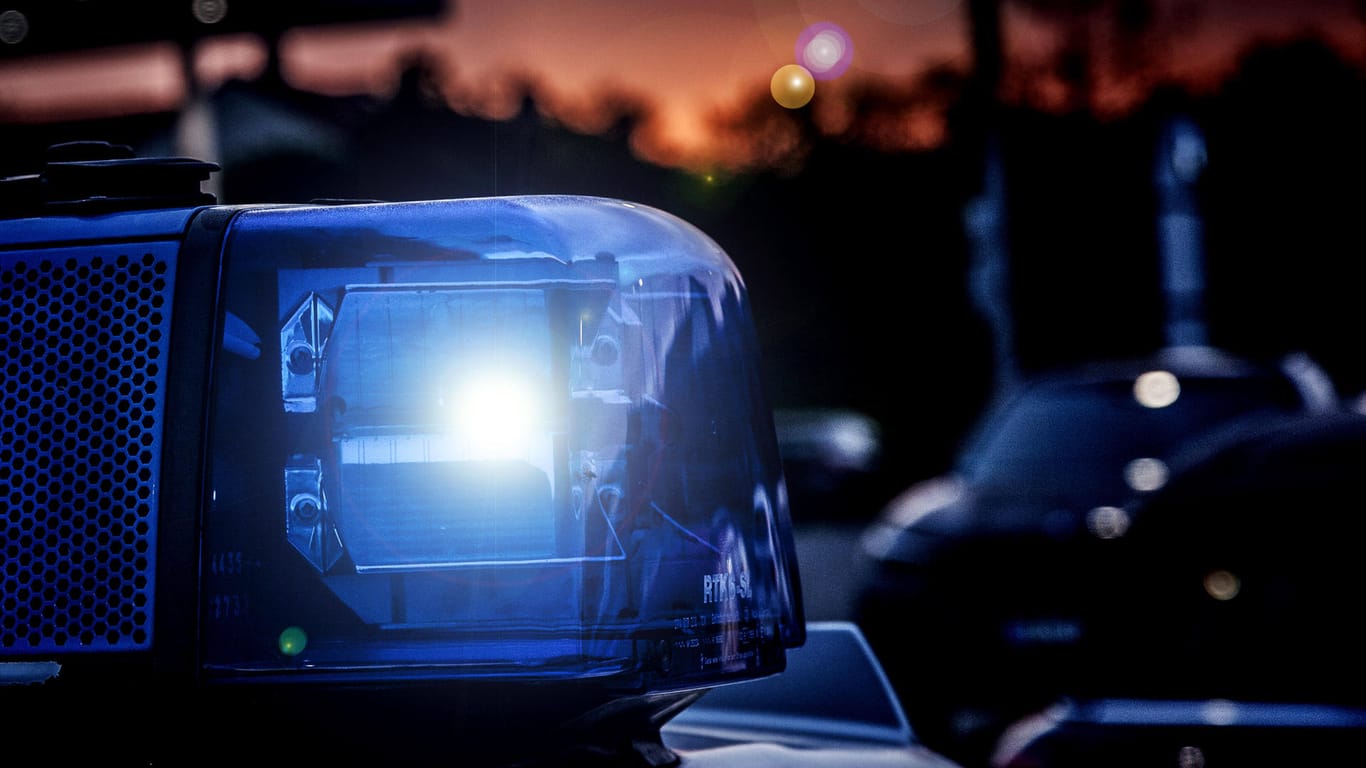 Ein Einsatzfahrzeug der Polizei mit Blaulicht (Symbolbild): Die Party-Hotspots in Köln sind weiterhin im Fokus der Ordnungskräfte.