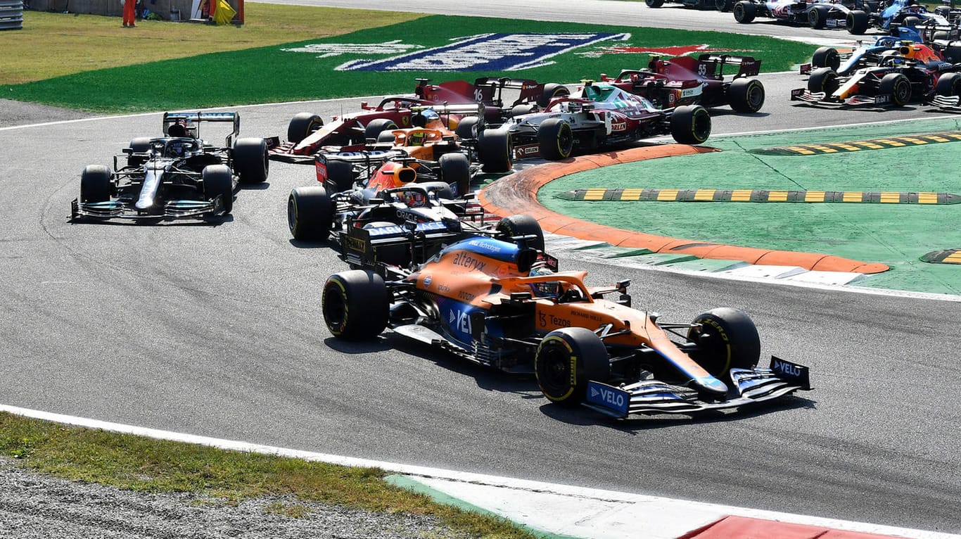 Szene beim Start in Monza: Daniel Ricciardo (vorn) setzt sich vor Max Verstappen durch.